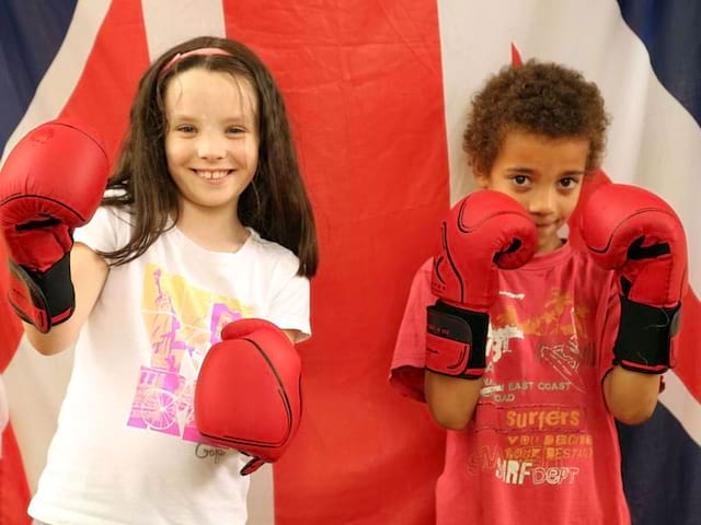 Portrait de deux enfants apprenant la boxe en colonie de vacances pour apprendre l'anglais en France