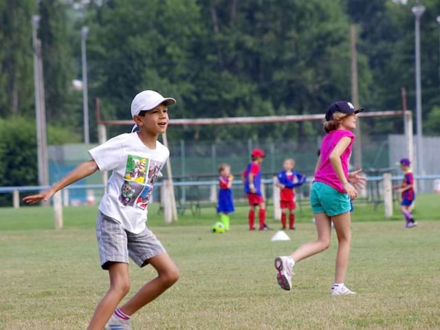 Groupe sur un terrain de sport en colonie de vacances multisports au printemps