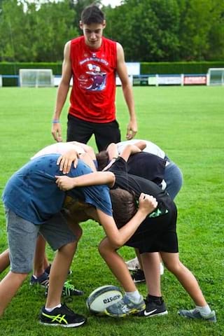 Enfants faisant une melee en colonie de vacances multisports au printemps