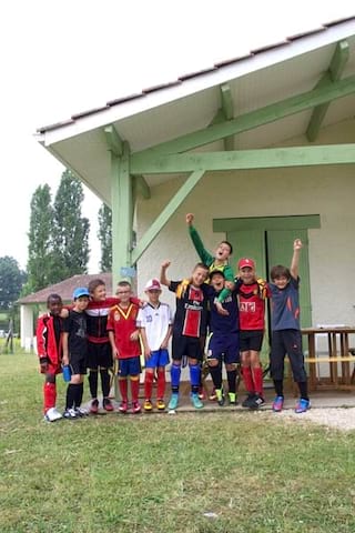 groupe d'enfants devant un centre en colonie de vacances multisports au printemps