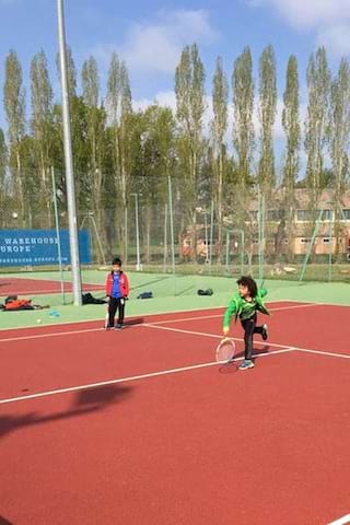 Enfants s'entrainant a la pratique sportive en colonie de vacances multisports au printemps