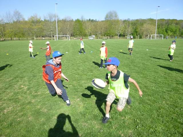 enfants s'entrainant  en colonie de vacances multisports au printemps