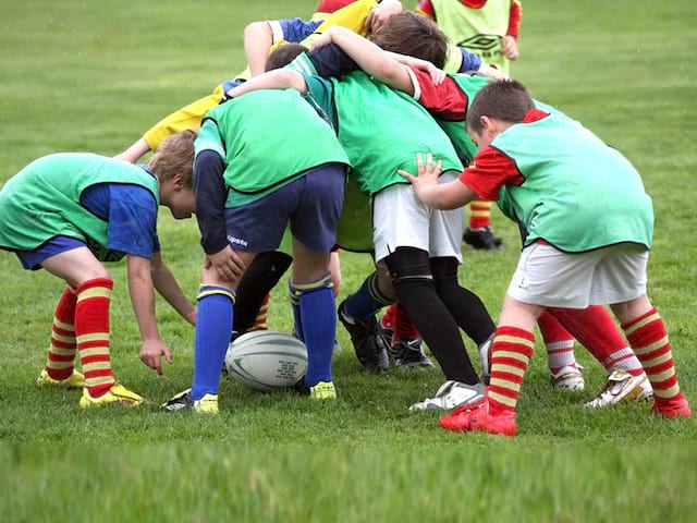 enfants faisant une melee en colonie de vacances multisports au printemps