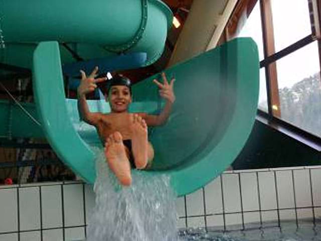 Enfant en parc aquatique en colonie de vacance ce printemps