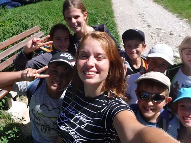 groupe d'enfants à la montagne en colo au printemps