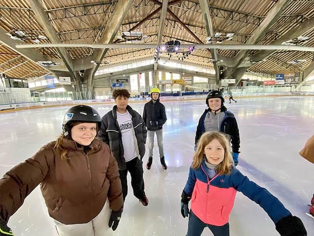 sortie à la patinoire en colonie de vacances printemps
