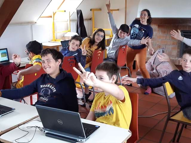 groupe d'enfants sur un centre de colos informatique ce printemps