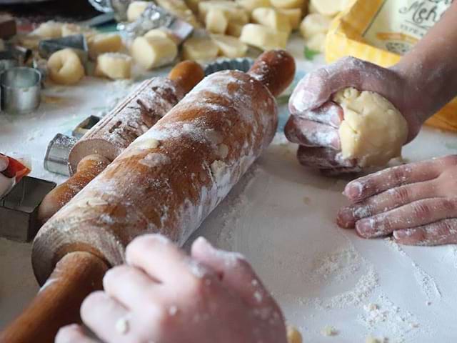 enfants faisant de la patisserie en colo