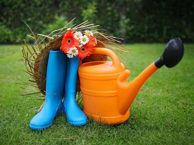 bottes et arrosoir en colonie de vacances jardinage et cuisine