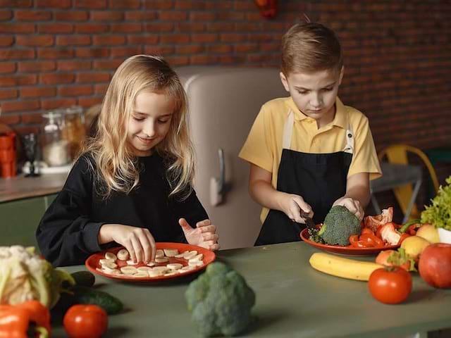 enfants faisant la cuisine en colonie de vacances printemps