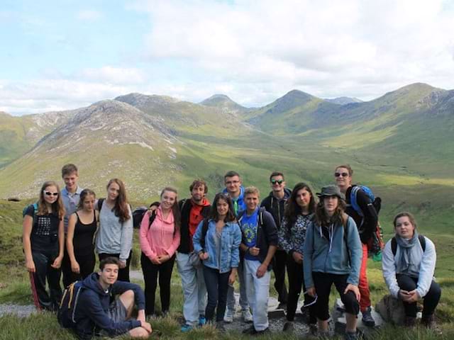 Groupe d'adolescents en colonie de vacances en Irlande