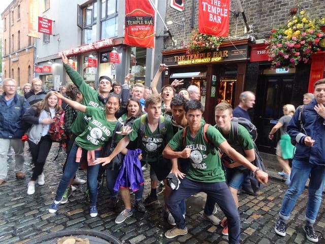 groupe d'ados dans les rues de Dublin en Irlande