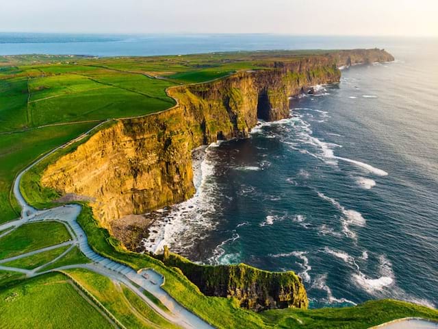 Falaises d'Irlande pendant les vacances paques