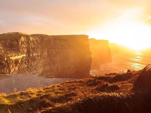 Falaises d'irlande sous le coucher de soleil au printemps