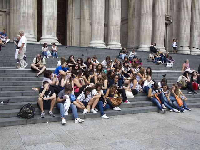 Groupe d'ados en colonie de vacances à Londres au printemps