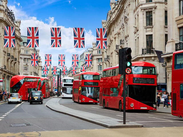 bus rouges typiquement anglais dans les rues de Londres