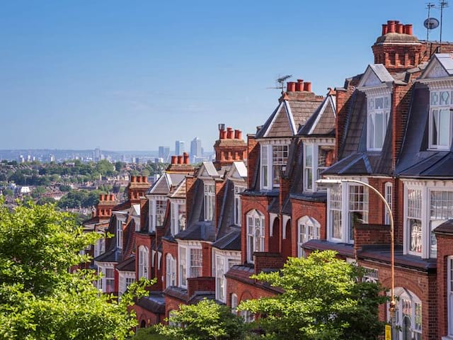 Vue sur les maisons de Londres en colonie de vacances ce printemps