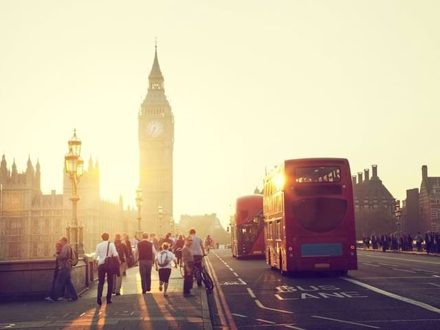 Big ben sous le coucher de soleil à Londres