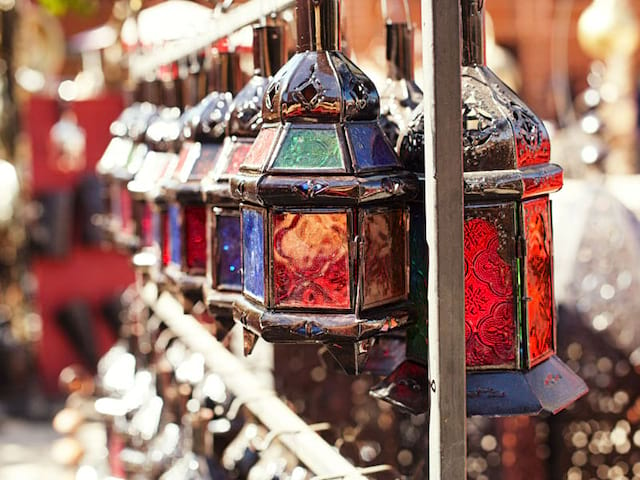 Lanternes du Maroc vues sur un souk en colonie de vacances itinérante au Maroc