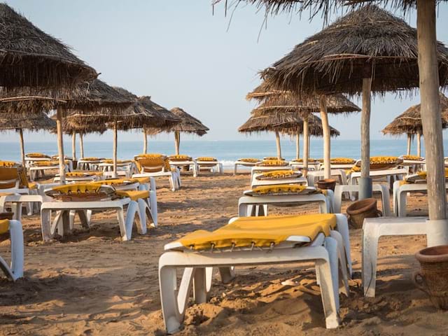 Plage avec parasols et transats au Maroc en colonie de vacances au printemps