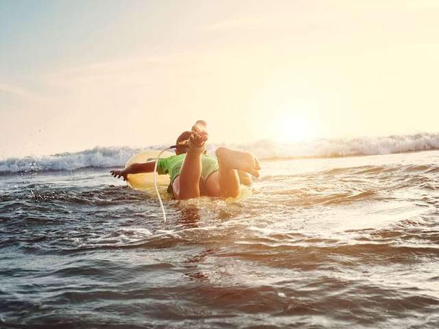 Adolescent faisant du surf au Maroc en colo