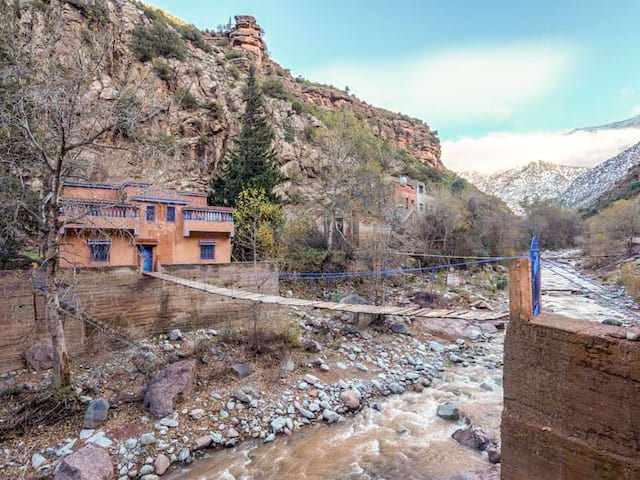 Pont suspendu entre deux maisons au Maroc en colonie de vacances ce printemps