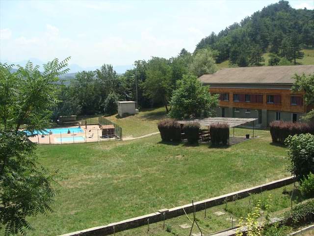 Vue sur la piscine du centre de colonie de vacances au printemps