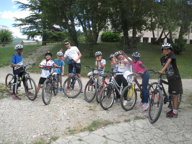 Groupe d'enfants en activité VTT en colonie de vacances au printemps