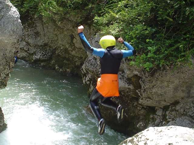 Enfant faisant du canyoning en colonie de vacances au printemps