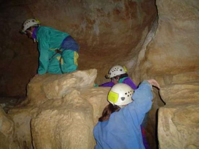 Groupe d'enfants faisant de la spéléologie en colonie de vacances au printemps 