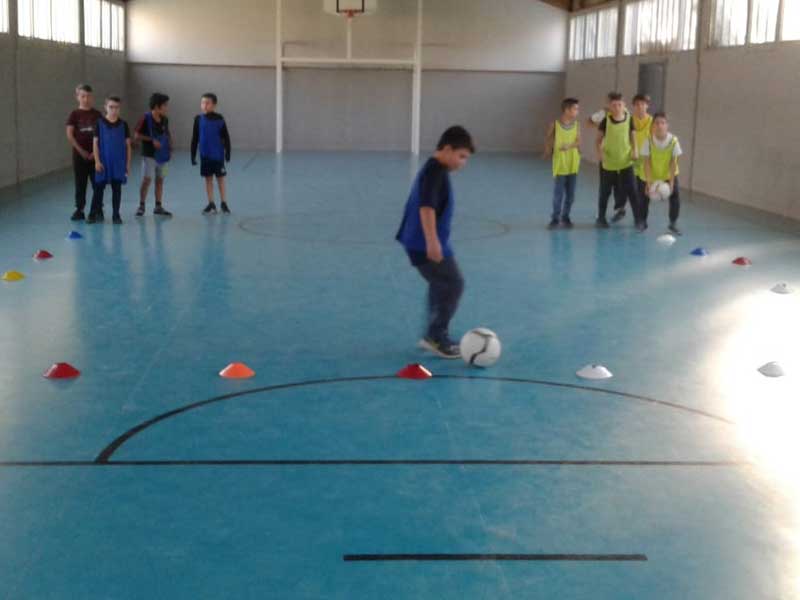 Groupe d'enfants faisant un entraînement de football pendant la colonie de vacances