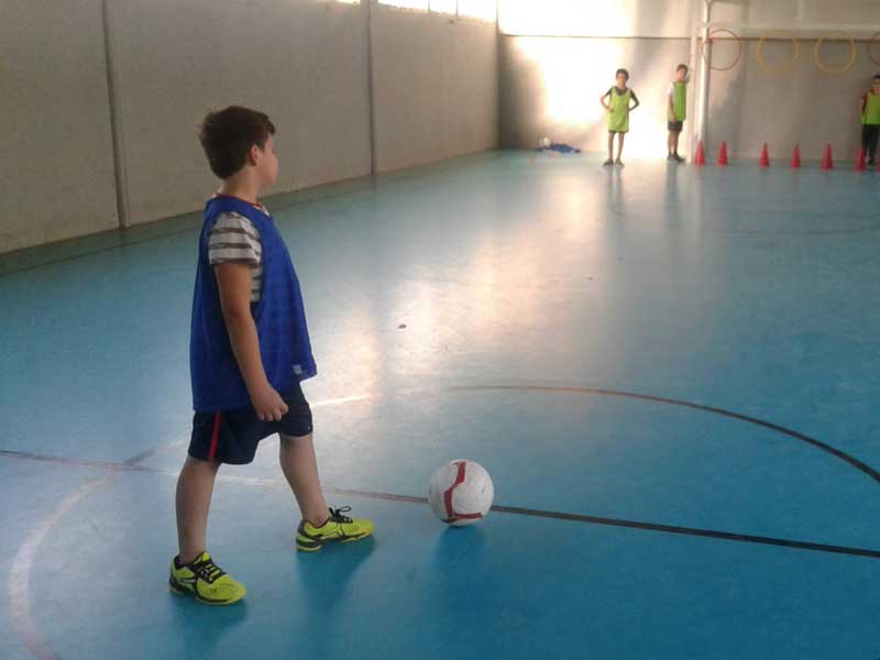 Un enfant s'apprête à marquer un but pendant l'entraînement de foot