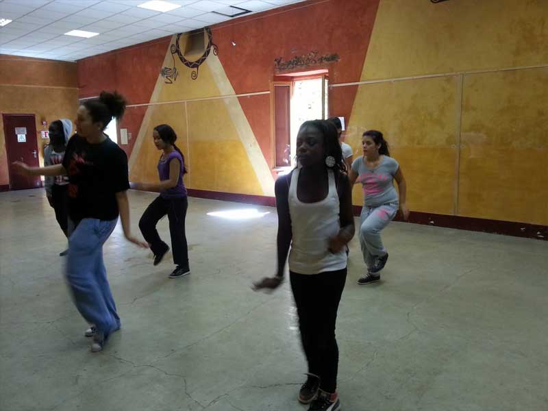 Un Groupe d'ados fait un entraînement de danse en colonie de vacances