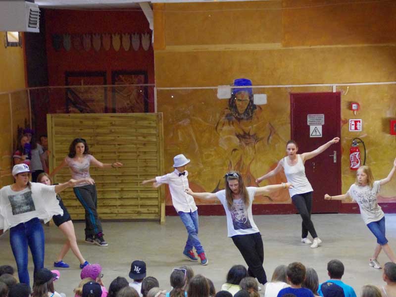 Groupe d'adolescent faisant une prestation de danse devant les jeunes de la colonie de vacances