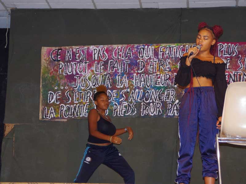 Des adolescents font un spectacle de chant et de danse en colonie de vacances