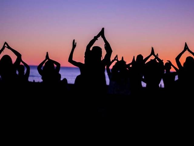 enfants faisant du yoga en bord d ocean en colonie de vacances 