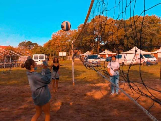 enfants jouant au volley en colo ce printemps 