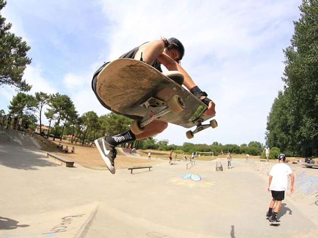 ado avec son skateboard en colo ce printemps