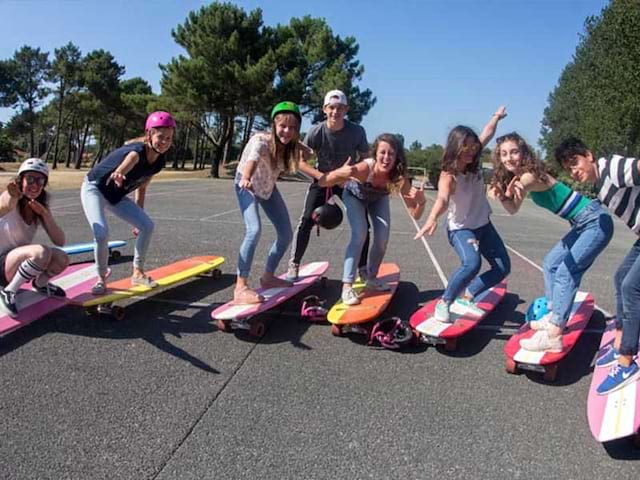 groupe d'ados faisant du hamboard en colonie de vacances ce printemps