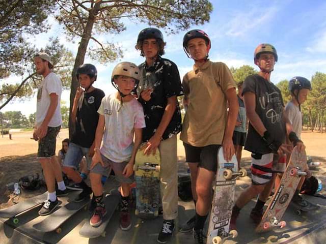 Groupe d'enfants avec leur skateboard en colonie de vacances ce printemps