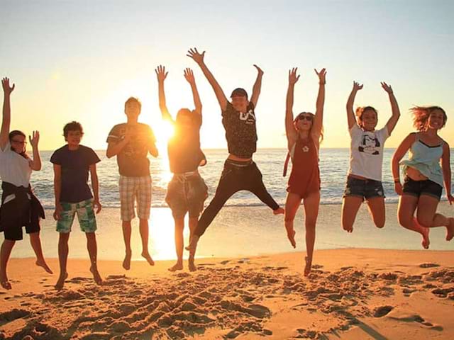 groupe d'enfants à la plage ce printemps en colonie de vacances