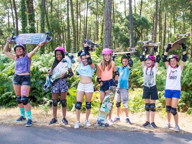 groupe d'enfants faisant du skateboard en colonie de vacances printemps