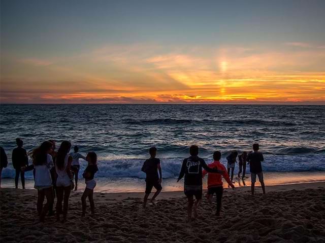 vue sur le bord d ocean avec un coucher de soleil ce printemps en colo