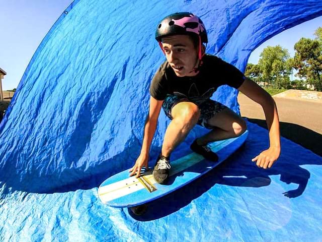 adolescent faisant du hamboard en colonie de vacances de printemps