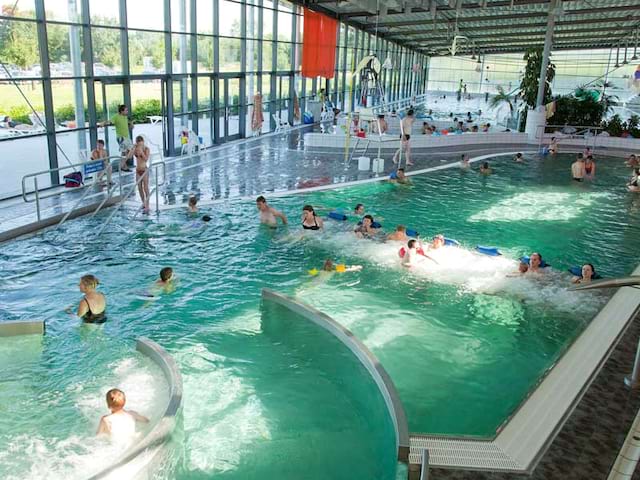 Jeunes en colo de vacances natation durant l'été