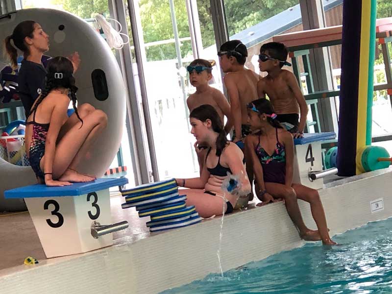 Jeunes à la piscine lors de la colo 