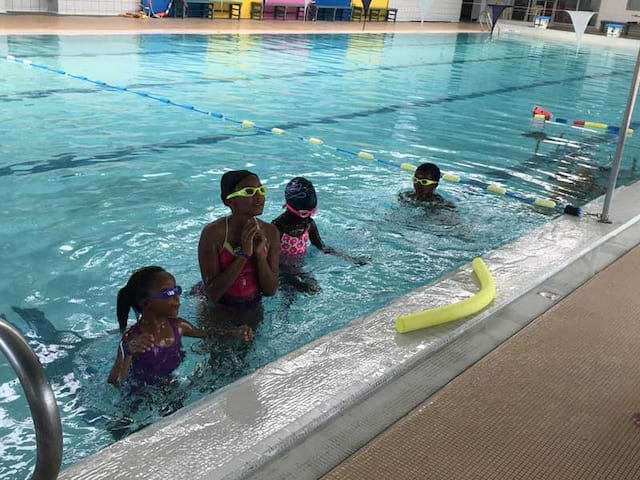 Jeunes en colo dans la piscine du centre de colo cet été