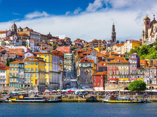 Façades colorées du Portugal en colonie de vacances printemps