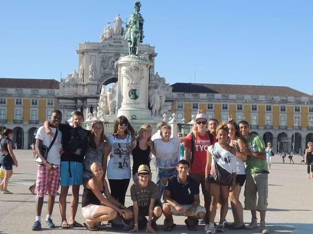 Groupe d'ados devant les monuments historiques du Portugal