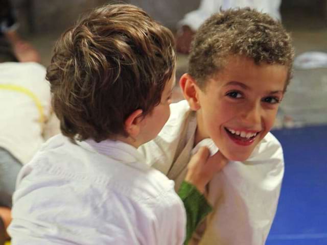 jeunes enfants faisant du judo en colonie de vacances au printemps